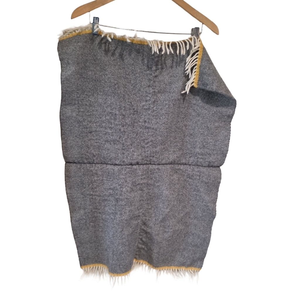 McNutt Lambwool Gray and Yellow Fringed Women's‎ Scarf?